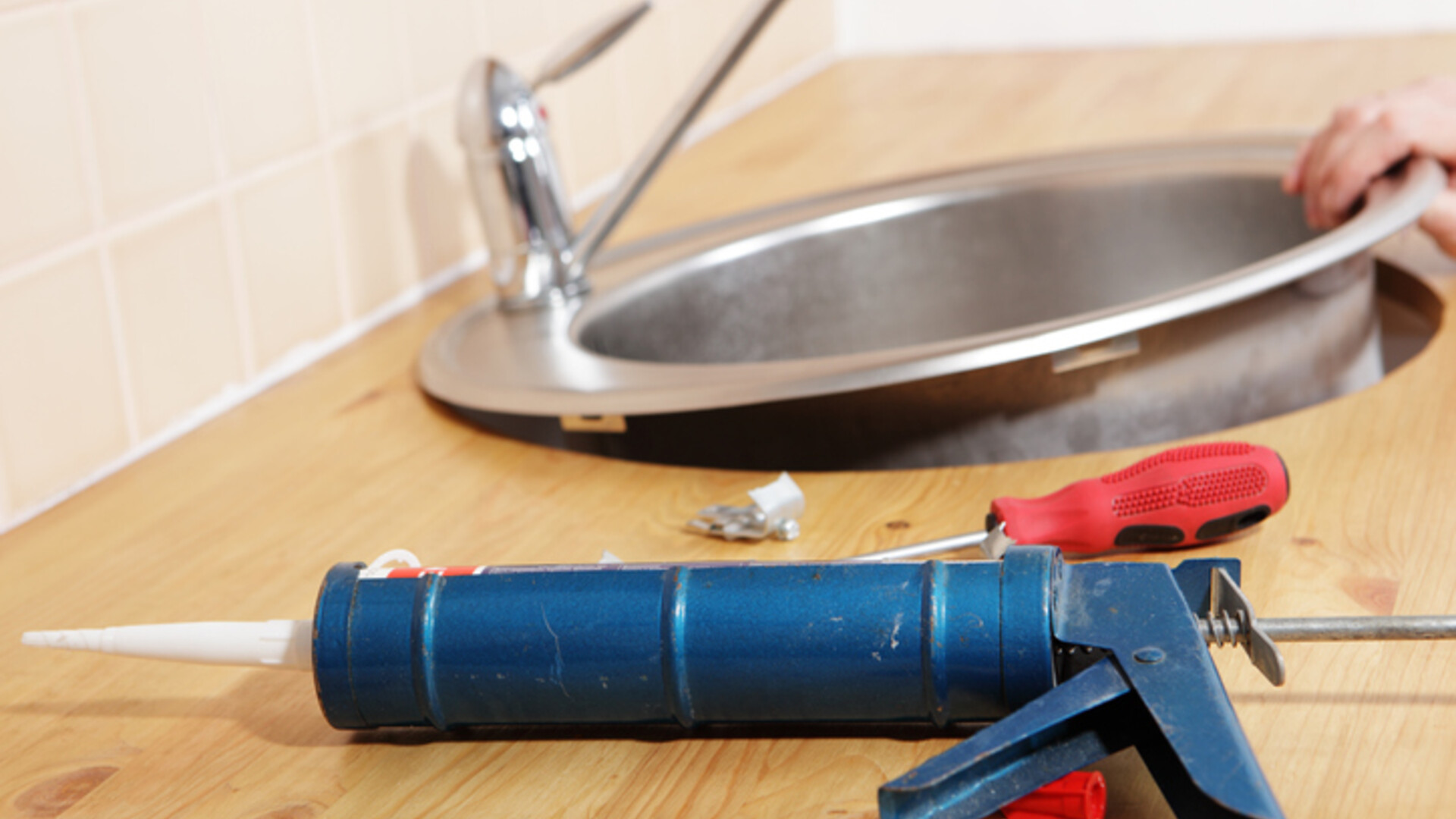 монтаж кухонной мойки в столешницу