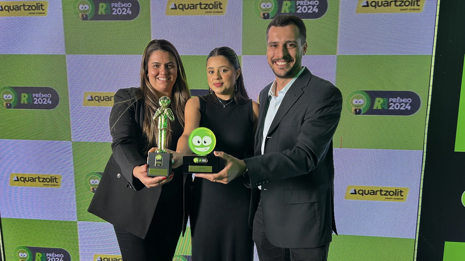 Quartzolt recebendo o Prêmio Reclame Aqui 2024